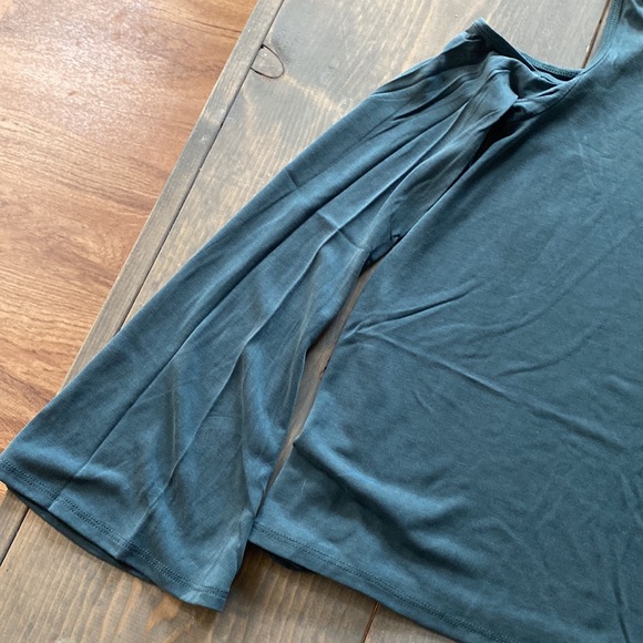 Shoulder cutout Top - Picture 3 of 4